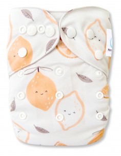 Capa lavable para bebés mientras un patrón de limón